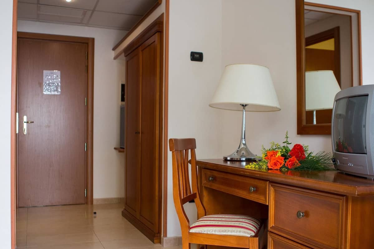 Een kluis op de kamer, een bureau, babybedden (toeslag)