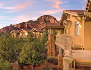 A resort with multiple guest rooms, a stone staircase, and a mountain backdrop. - Club Wyndham Sedona (Sedona)