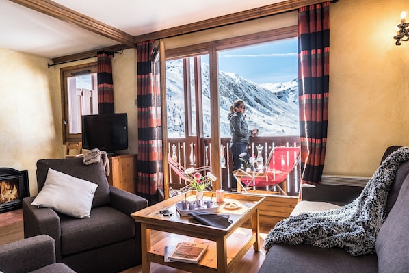 Appartement, 4 chambres | Coin séjour