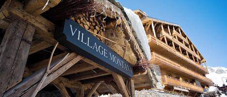 A wooden building with a sign that reads "VILLAGE MONTANA".