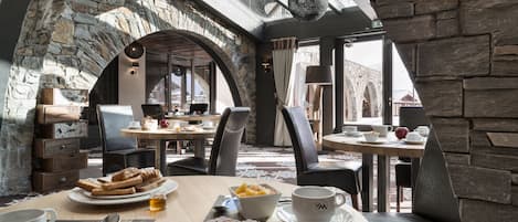 Tägliches Frühstücksbuffet (14 EUR pro Person)