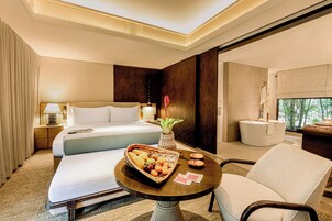 Forest Suite | Minibar, in-room safe, desk, laptop workspace