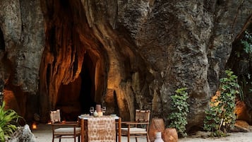 Plage, chaises longues, parasols, serviettes de plage