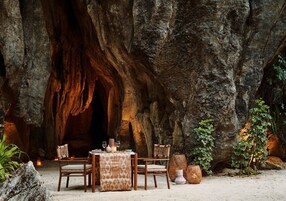 En la playa, sillas reclinables de playa, sombrillas, toallas de playa