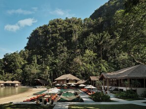 Piscine extérieure, parasols, chaises longues