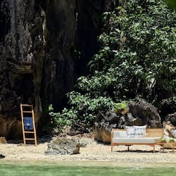 Sulla spiaggia, lettini da mare, ombrelloni, teli da spiaggia