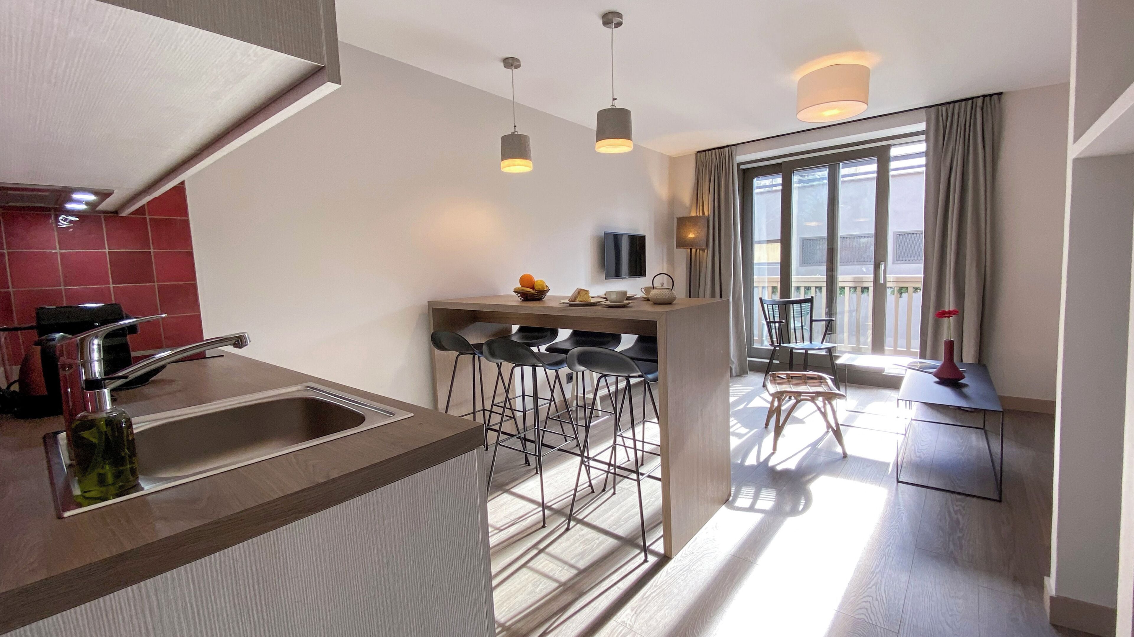 family duplex, 2 bedrooms, city view | private kitchen | fridge, oven, stovetop, dishwasher