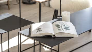 Un libro abierto sobre una mesa negra con una vela a un lado.