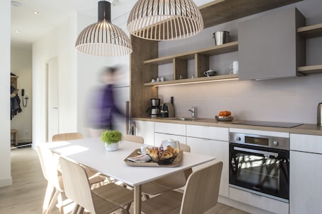 Căn hộ tiện nghi đơn giản, 2 phòng ngủ, quang cảnh núi | Bếp riêng | Tủ lạnh, lò nướng, bếp nấu, máy rửa bát