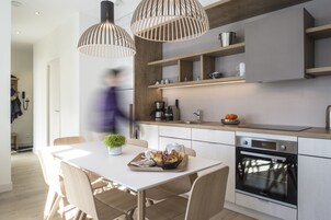 Apartamento Confort, 2 habitaciones, vistas a la montaña | Cocina privada | Frigorífico, horno, placa de cocina y lavavajillas