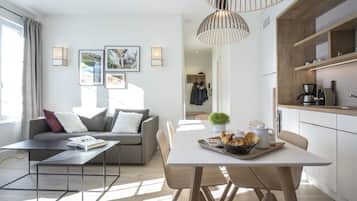 Comfort Apartment, 2 Bedrooms, Mountain View | In-room dining