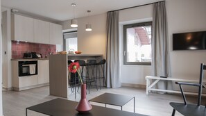 Dúplex familiar, 2 habitaciones, vista a la ciudad | Área de sala de estar | Televisión de pantalla plana 