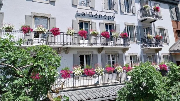 A building with the sign "Le Génepy" indicating it is a hotel. It features multiple balconies with flower boxes and a classic European architectural style. - Appart'Hôtel le Génépy (Chamonix-Mont-Blanc)