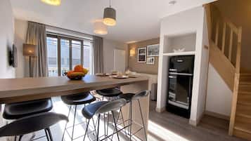 Duplex família, 2 quartos, vista para a cidade | Cozinha privada | Geladeira, fogão, cooktop, lava-louças