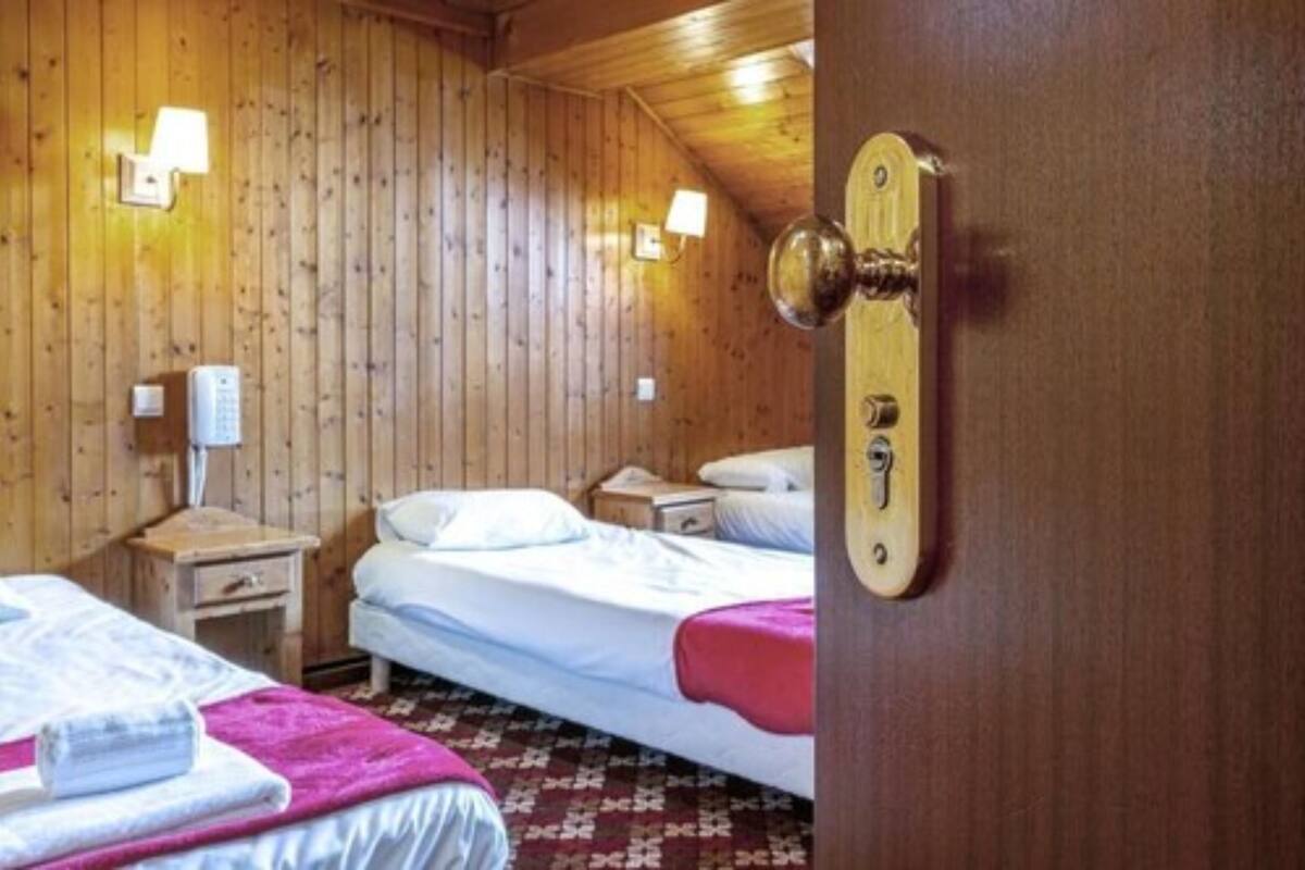Triple Room | Desk, cribs (free), rollaway beds (surcharge), WiFi (free)