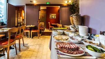 Petit déjeuner buffet (13.50 EUR par personne)