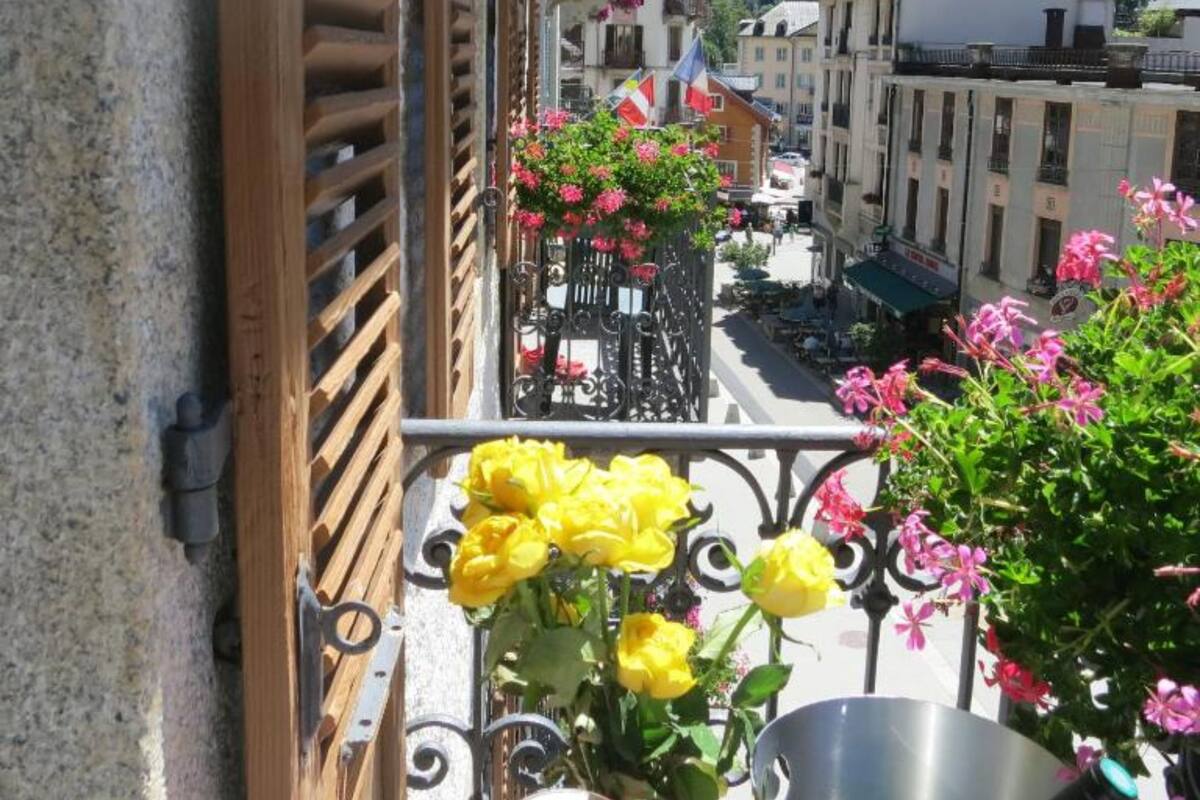 Desk, cribs (free), rollaway beds (surcharge), WiFi (free)