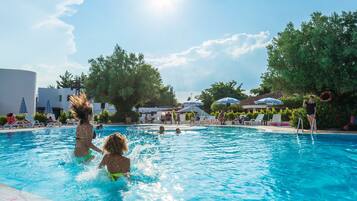 2 piscine all'aperto, ombrelloni da piscina, lettini