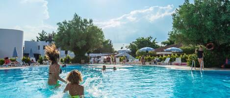 2 piscines extérieures, parasols de plage, chaises longues