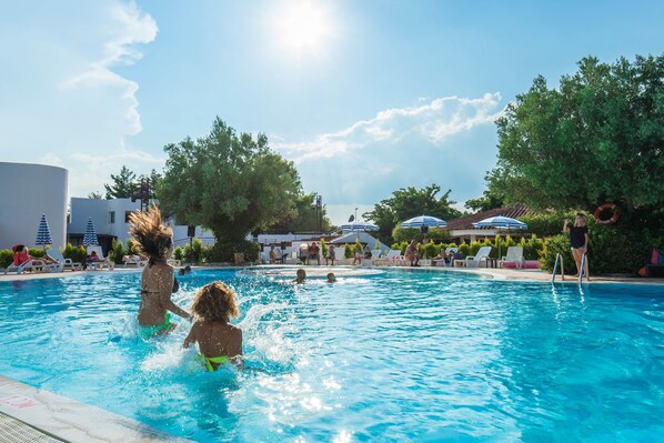 2 utendørsbassenger, bassengparasoller og solsenger