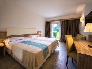 ميني بار وخزنة داخل الغرفة ومكتب وأسرّة أطفال/رضّع