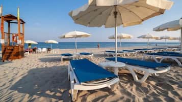 Spiaggia privata, lettini da mare, ombrelloni, teli da spiaggia