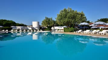 2 piscine all'aperto, ombrelloni da piscina, lettini