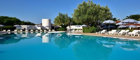 2 piscines extérieures, parasols de plage, chaises longues