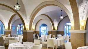 A restaurant with white tables and chairs, brick arches, and hanging lanterns. - TH Simeri - Simeri Village (Simeri-Crichi)