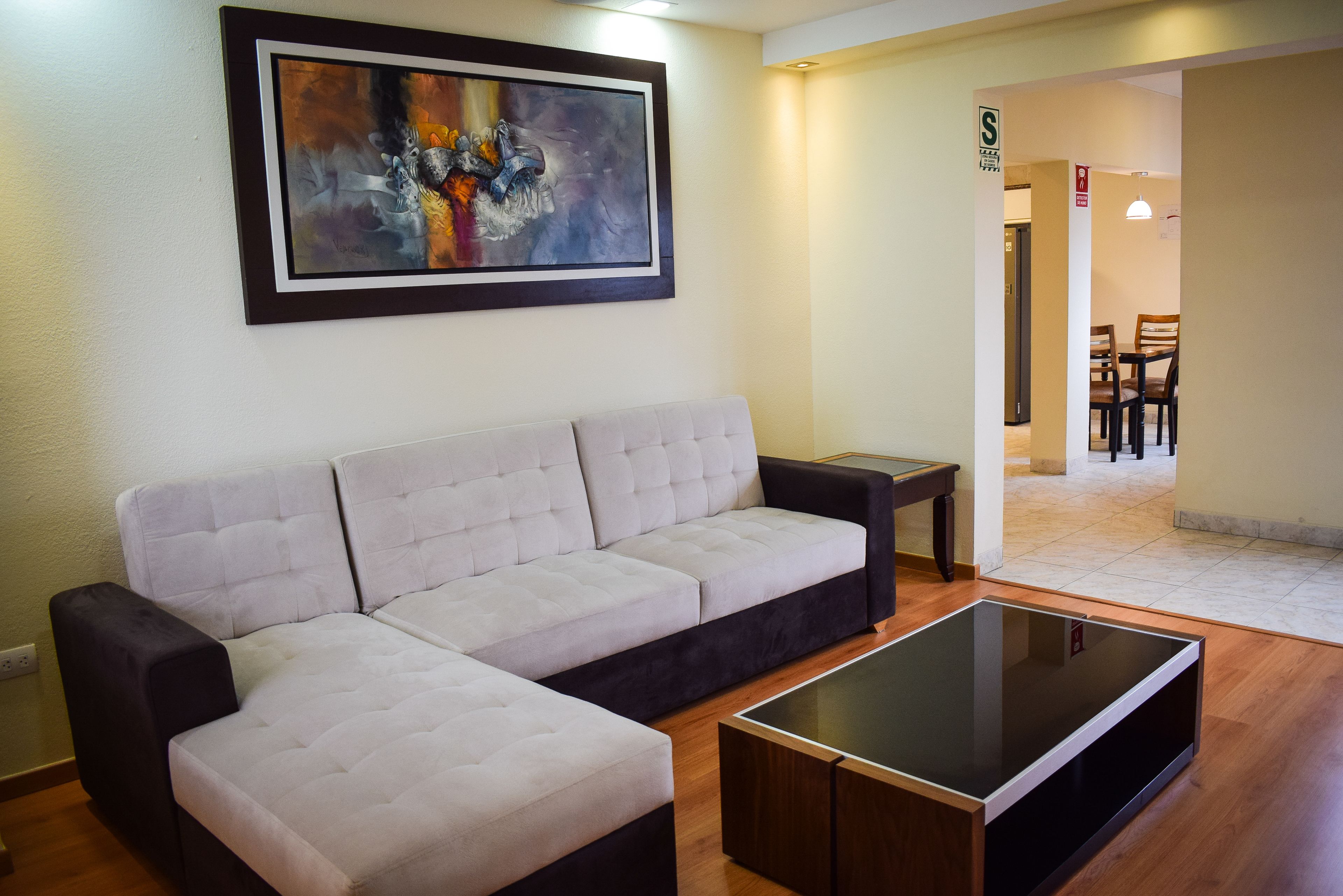 Apartemen | Area keluarga | Televisi LED 42-inci dengan saluran TV kabel dan TV