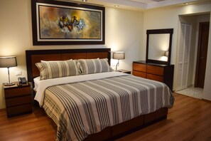 Caja de seguridad en la habitación y escritorio