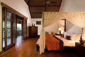 Seprai premium, tempat tidur Select Comfort, minibar, dan brankas
