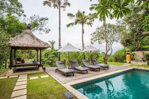 Kolam renang outdoor, dengan payung kolam renang dan kursi berjemur