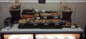 包含每日自助早餐