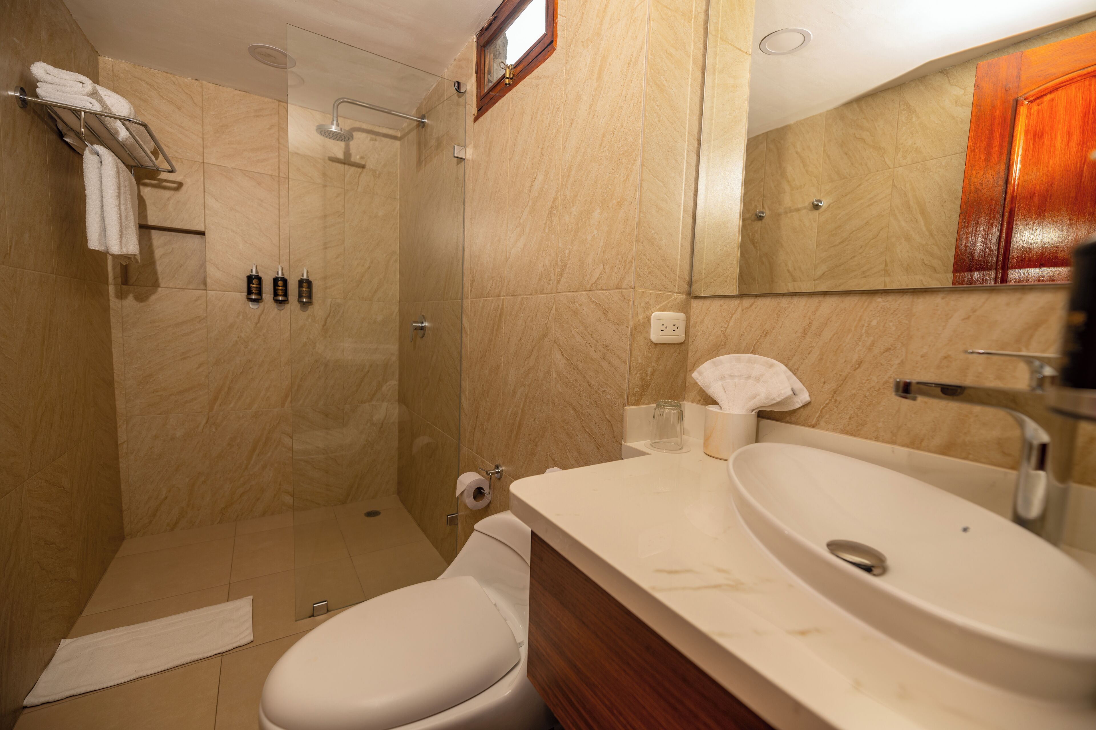 superior room, 1 king bed, city view | bathroom | combined shower/bathtub, free toiletries, hair dryer, towels