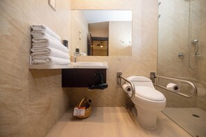 Standard Twin Room | Bathroom | Combined shower/tub, free toiletries, hair dryer, towels
