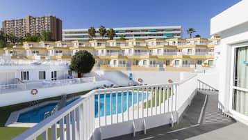 3 outdoor pools, open 10:30 AM to 6:00 PM, pool loungers