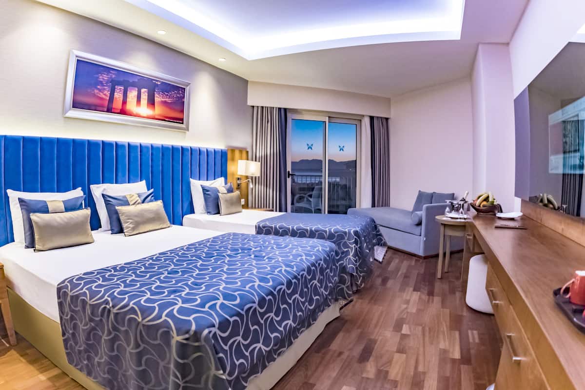 Minibar con artículos gratuitos y caja de seguridad en la habitación