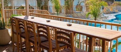 4 barer/lounger och bar vid poolen