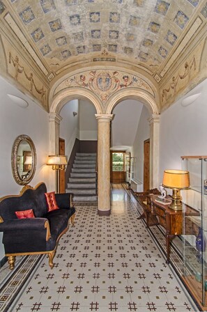 Unclassified image, 5 of 21, button - Art Relais (Lucca)