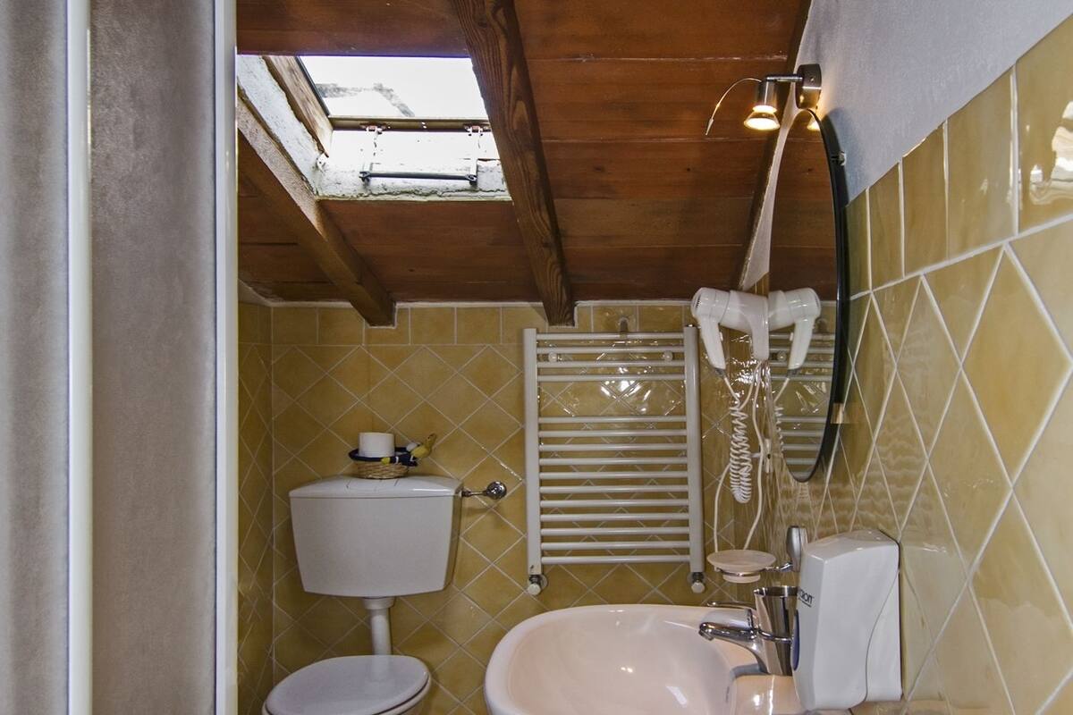 Amenidades de baño de diseñador y secadora de cabello