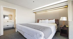 Zimmer, 1 King-Bett, Nichtraucher | Schallisolierte Zimmer, Bügeleisen/Bügelbrett, kostenloses WLAN