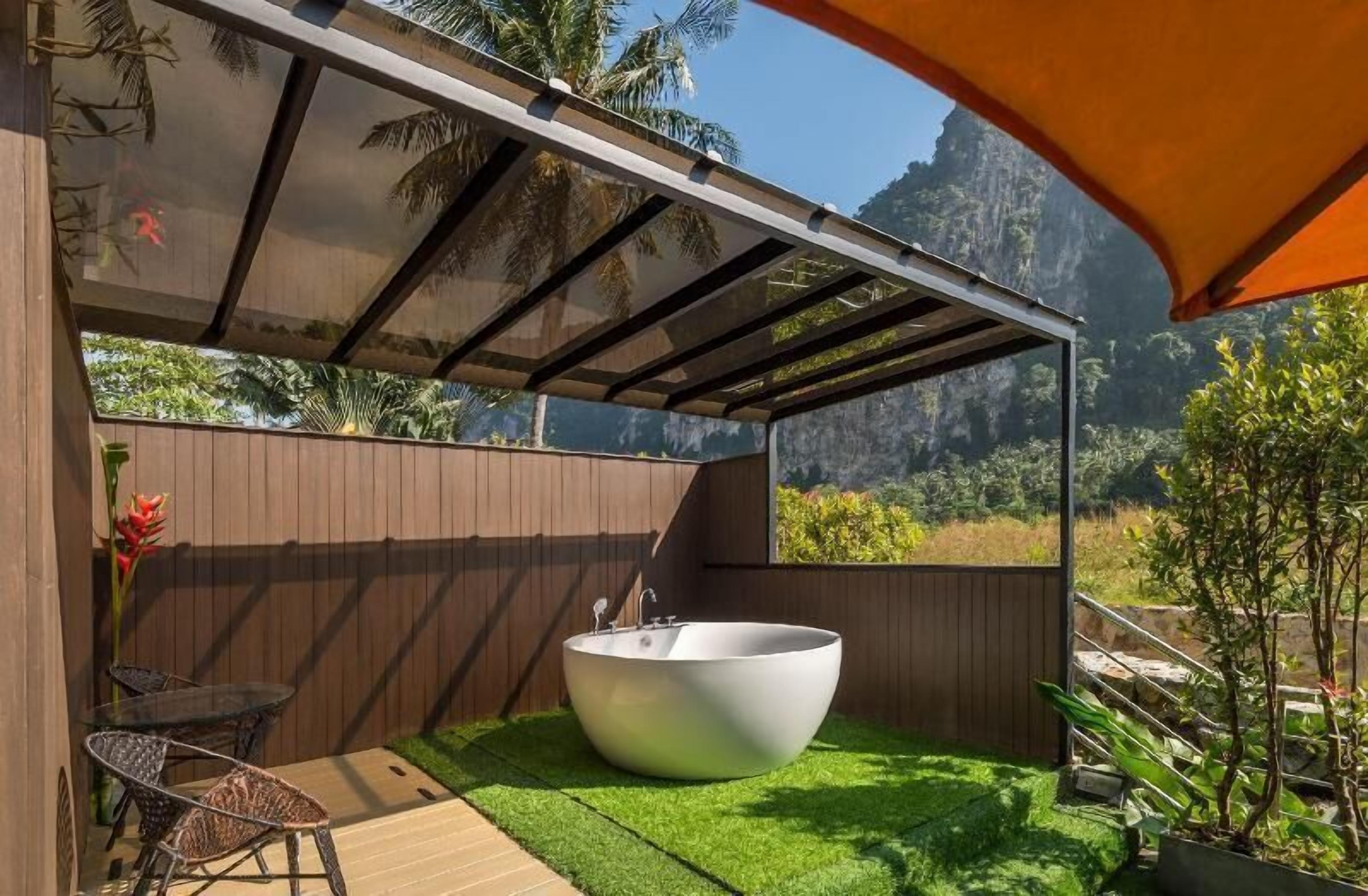 Outdoor spa tub