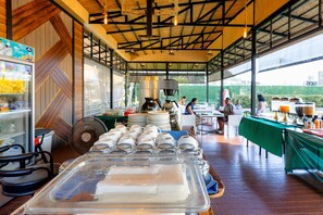 Breakfast, lunch and dinner served - Aonang Paradise Resort (Krabi)