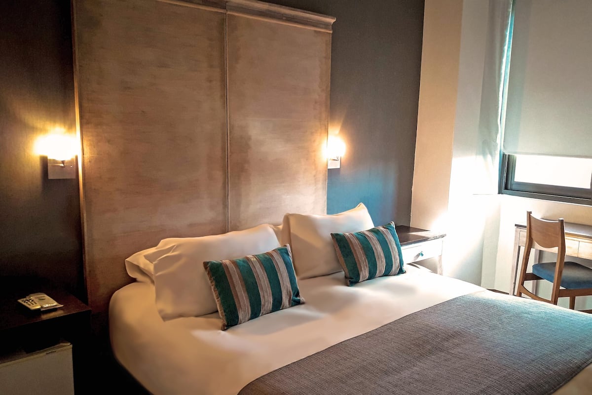 Premium bedding, down comforters, minibar, in-room safe
