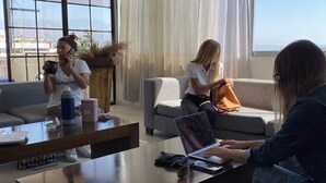 A modern living room with a large window, a coffee table, and a sofa. - Hotel Internacional (Mendoza)