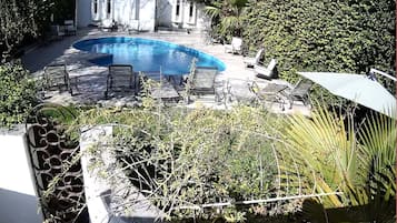 Alberca al aire libre, acceso de 10:00 a 20:00, y camastros