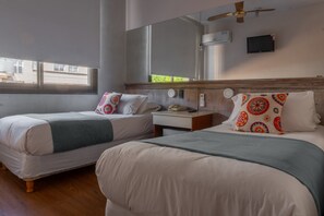 Premium bedding, down comforters, minibar, in-room safe - Hotel Internacional (Mendoza)