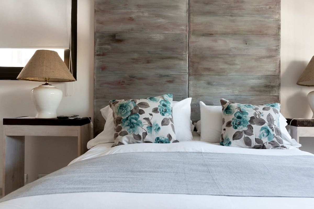 Premium bedding, down comforters, minibar, in-room safe