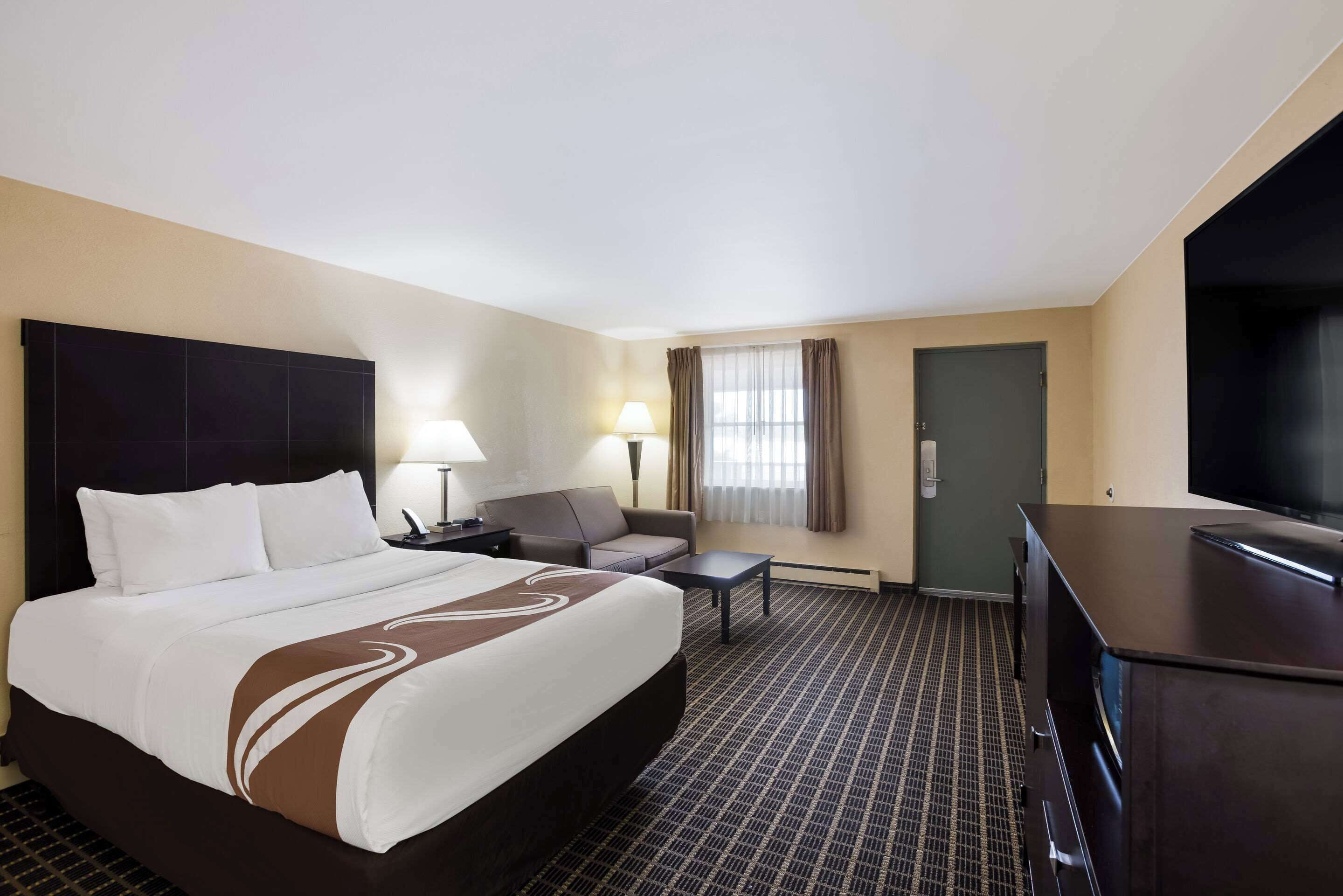 room, 1 queen bed, non-smoking, not pet friendly, no elevator | premium bedding, pillow-top beds, in-room safe, desk